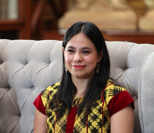 Nacer en Juchitán me enseñó a no discriminar, a respetar y entender que hay otras formas de vivir y comprender el mundo: Roselia Bustillo Marín