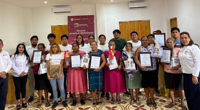 Avanza San Pedro Pochutla en la alfabetización de personas adultas