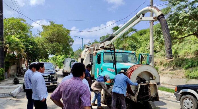 Refuerza Ceabien acciones de saneamiento del drenaje en Bahías de Huatulco