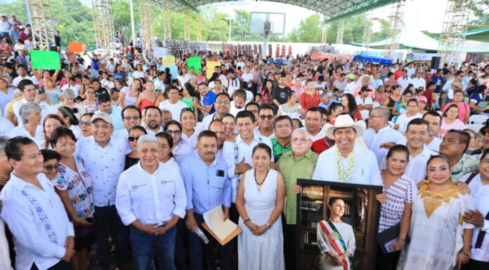 Con inversión de más de 9 mdp, Gobernador de Oaxaca entrega mobiliario a 73 escuelas en Santa María Huatulco