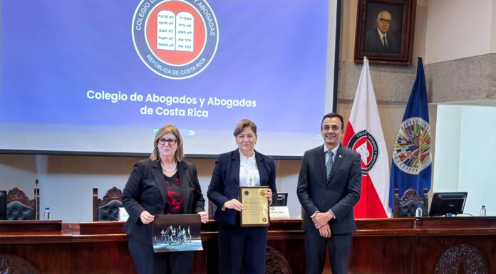 La Presidenta de la Corte Interamericana de Derechos Humanos, Nancy Hernández López, otorgó reconocimiento a la Ombudsperson, Mtra. Elizabeth Lara Rodríguez, por la obra “Viacrucis migrante, un éxodo de fe”, ganadora en la categoría “Retrato de un continente” del concurso “Enfocando Derechos: un viaje fotográfico con la Corte IDH”