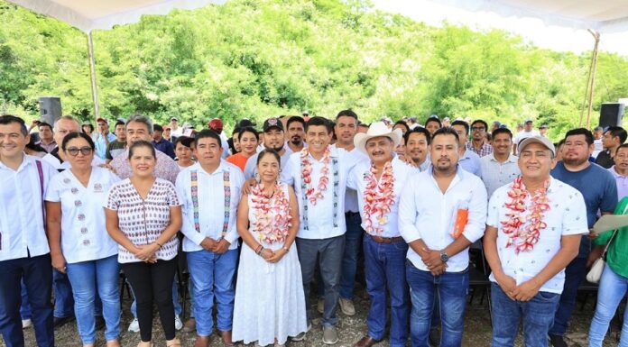 Entrega Salomón Jara mobiliario escolar y camino que une a Pochutla y Huatulco