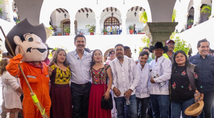 Reconocen a barrenderas y barrenderos en su día con alegre calenda