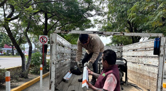 Retira Gobierno Municipal de Oaxaca, 49 postes en la lateral de Avenida Universidad.