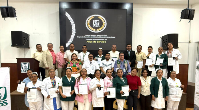 Entrega IMSS Oaxaca reconocimientos a personal con 25, 30 y 35 años de servicio