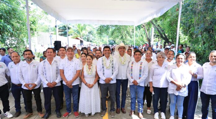 Inaugura Salomón Jara pavimentación de camino en Santa María Huatulco