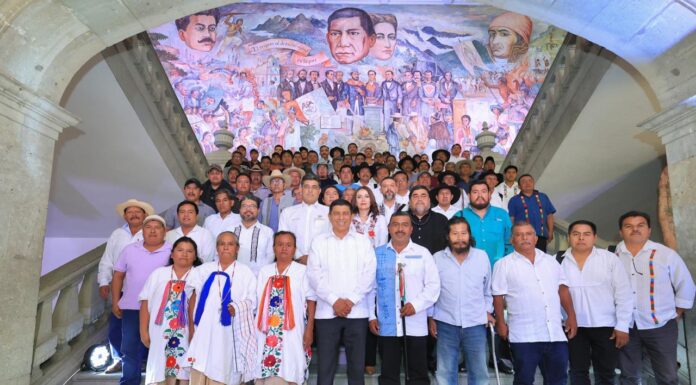 Inicia Gobernador Salomón Jara proceso para registro y protección del diseño de huaraches de Yalálag