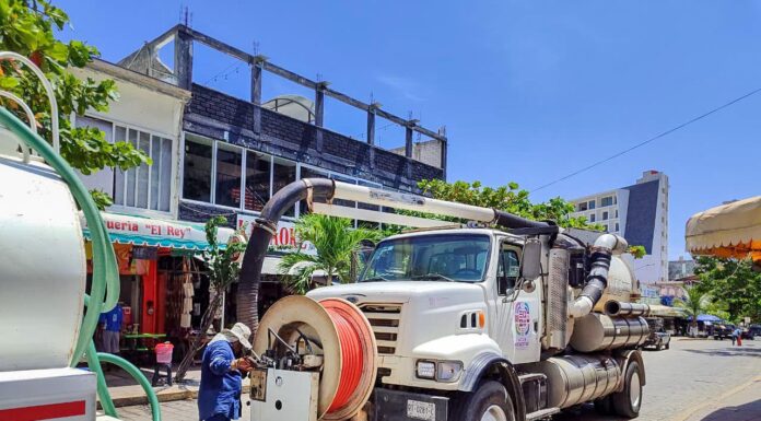 Realiza Ceabien desazolve al sistema de drenaje en Puerto Escondido