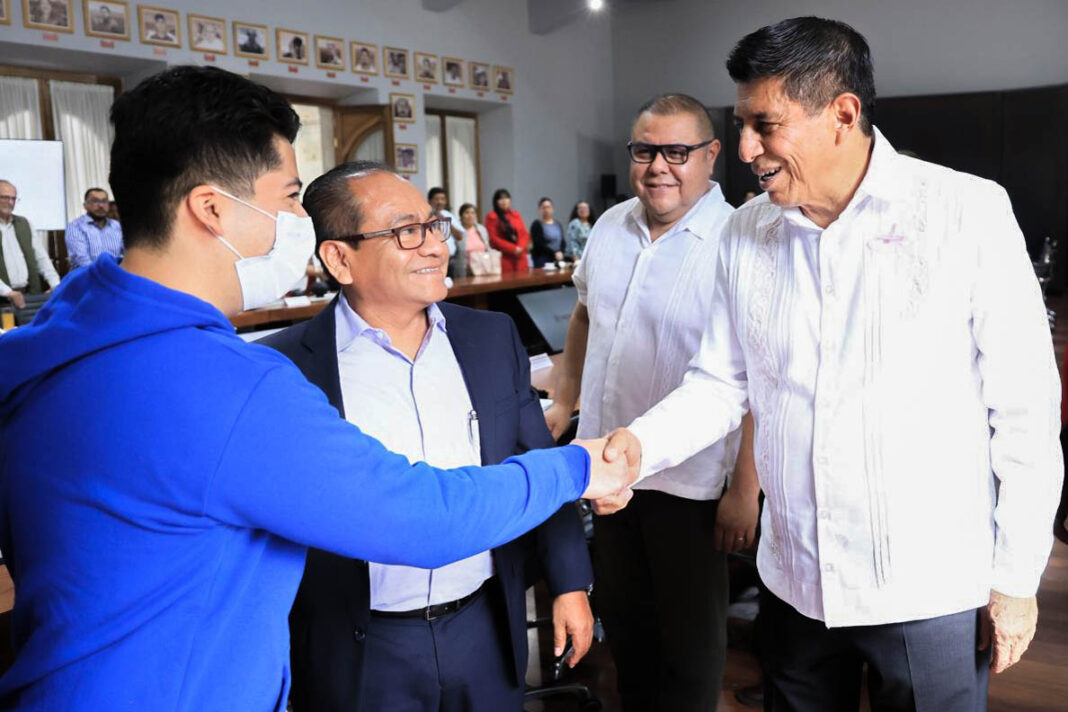 Reconoce Salomón Jara a estudiantes oaxaqueños destacados en el Día de la Juventud -5