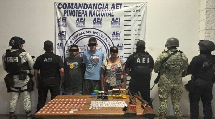 Fiscalía de Oaxaca realiza cateos en la región de la Costa: detiene a tres personas, asegura dosis de drogas y armas de fuego