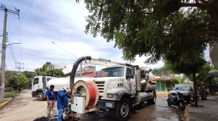 Da Ceabien mantenimiento a drenaje de Bahías de Huatulco