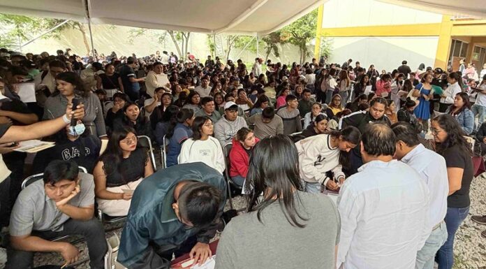 Entrega IEEPO constancias de asignación de claves a mil 218 egresados normalistas y becarios de la ENIDMI