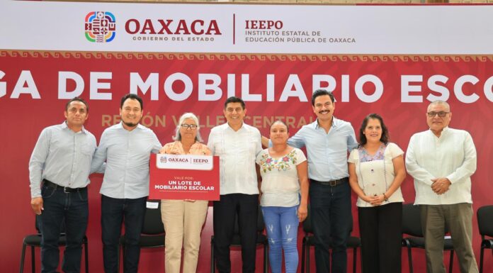 Entrega Salomón Jara mobiliario a 102 escuelas de educación básica en Valles Centrales