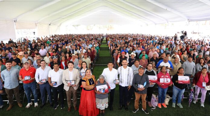 Amplía Salomón Jara acceso a la salud con distribución de tarjetas de Farmacias Bienestar