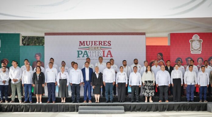 Refrenda IEEPO compromiso cívico en el izamiento de la Bandera Nacional