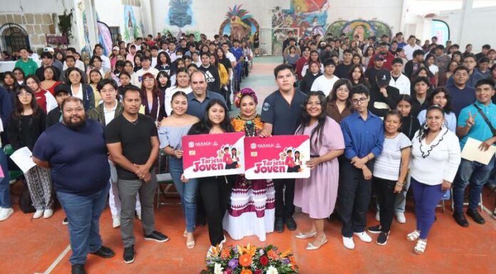 Entrega Gobierno de Oaxaca 374 Tarjetas Joven en Villa de Etla que abre oportunidades de desarrollo educativo, social y deportivo