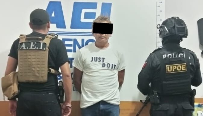 FGEO realiza cateos en la Sierra de Flores Magón: una persona detenida, aseguran drogas, así como dos vehículos