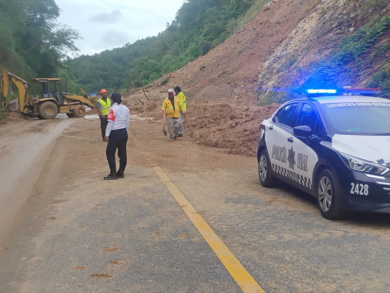 Activa Policía Vial Estatal Plan AVE ante afectaciones carreteras por lluvias en Oaxaca (5)