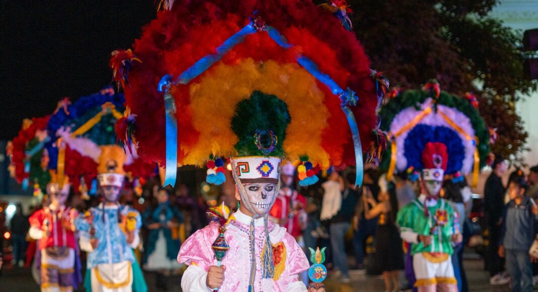Las calles de Oaxaca se llenan de vida con la Gran Comparsa del Día de Muertos
