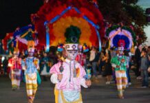 Las calles de Oaxaca se llenan de vida con la Gran Comparsa del Día de Muertos