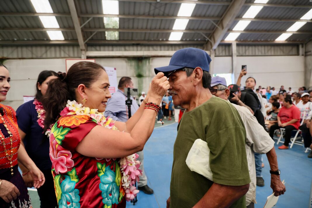 Más de 51 mil personas han recibido lentes de vista cansada por parte del DIF Oaxaca 4