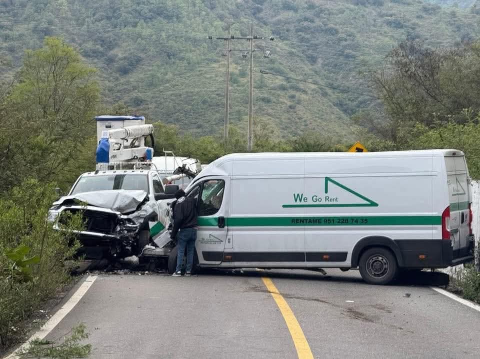 Reporta Protección Civil accidente entre camioneta de CFE y unidad Urban en Santa Catarina Ixtepeji (2)