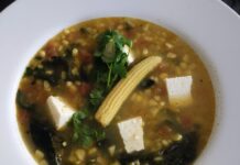 Sopa de elote aderezada con chile poblano y queso