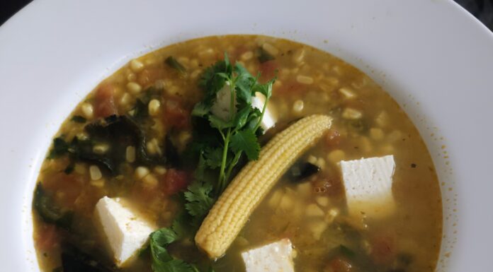 Sopa de elote aderezada con chile poblano y queso