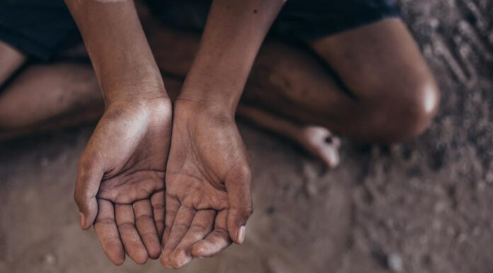 Oda a la pobreza en México, destapar un hoyo para tapar otro