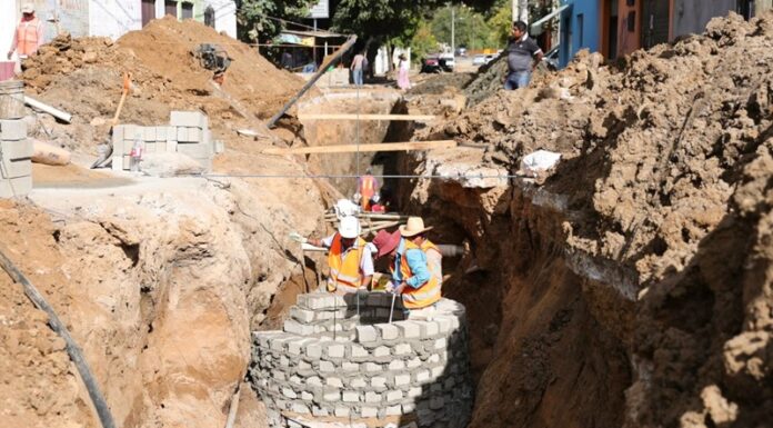 Avanza Soapa con la rehabilitación de la red sanitaria de San Martín Mexicapam