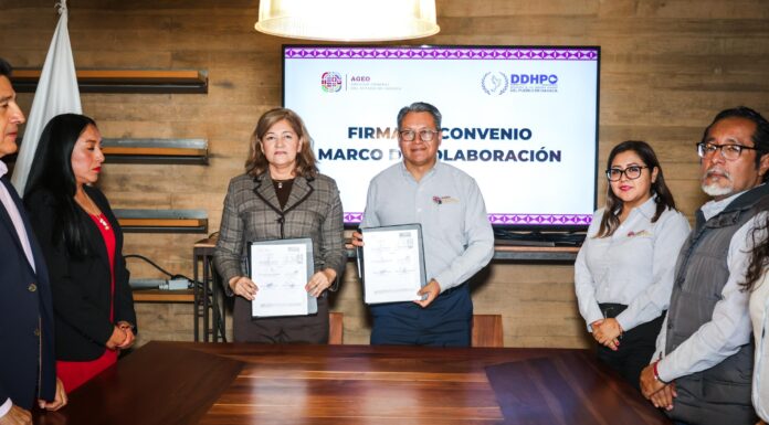 FIRMA OMBUDSPERSON, MTRA. ELIZABETH LARA RODRIGUEZ,CONVENIO DE COLABORACION ENTRE LA DDHPO Y EL ARCHIVO GENERAL DEL ESTADO DE OAXACA