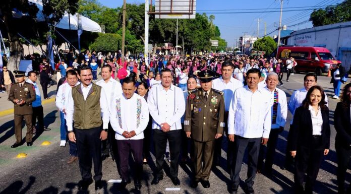Oaxaca de Juárez vive un desfile cívico-deportivo en paz y con gran participación ciudadana