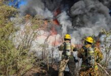 Incendio de neumáticos en colonia Antonio de León de Huajuapan de León