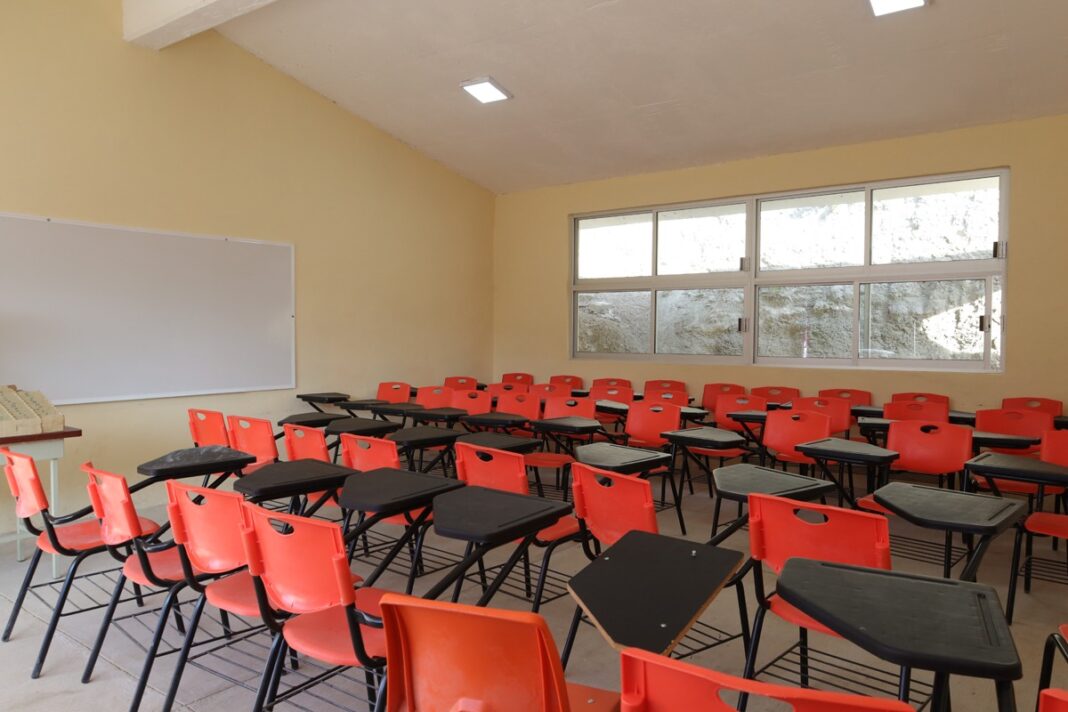 Entrega SIC aula en el Cobao de Nazareno Etla del programa Construyendo Juntos mi Obra Primavera (2)