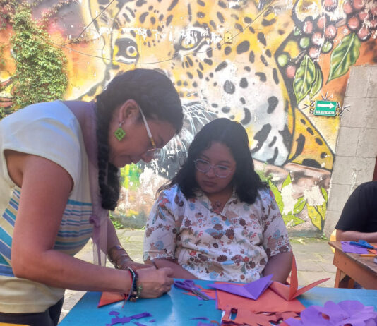 Prevaleciendo la tradición del papel picado: Cecilia León
