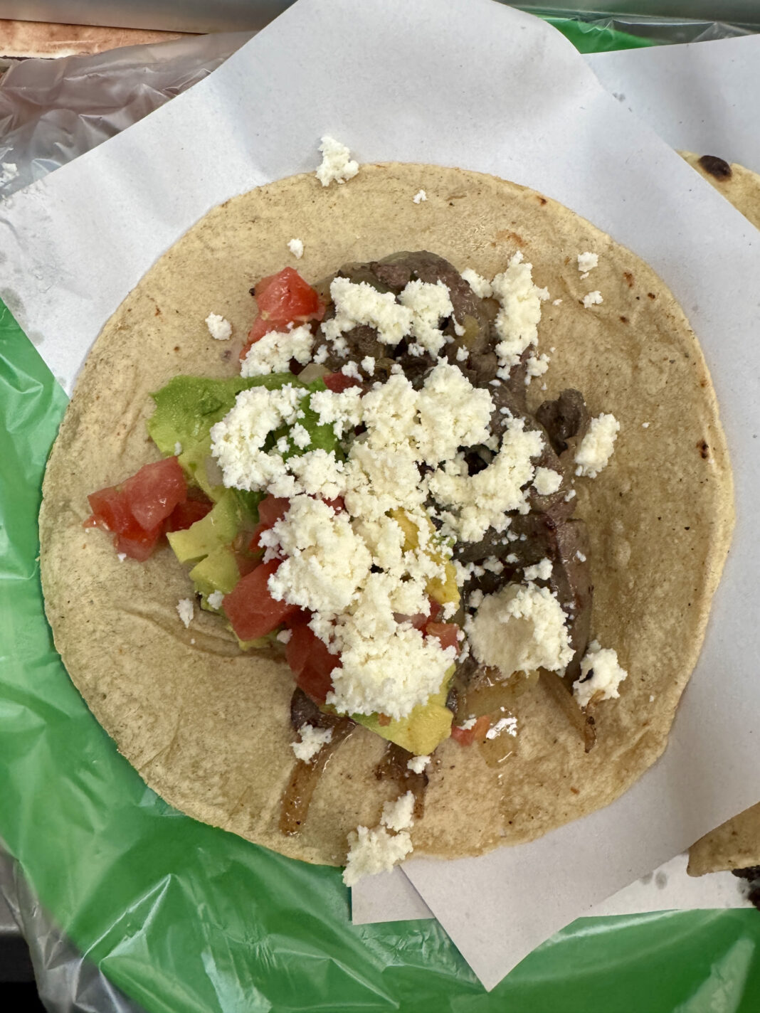 taco de hígado encebollado guacamole y queso