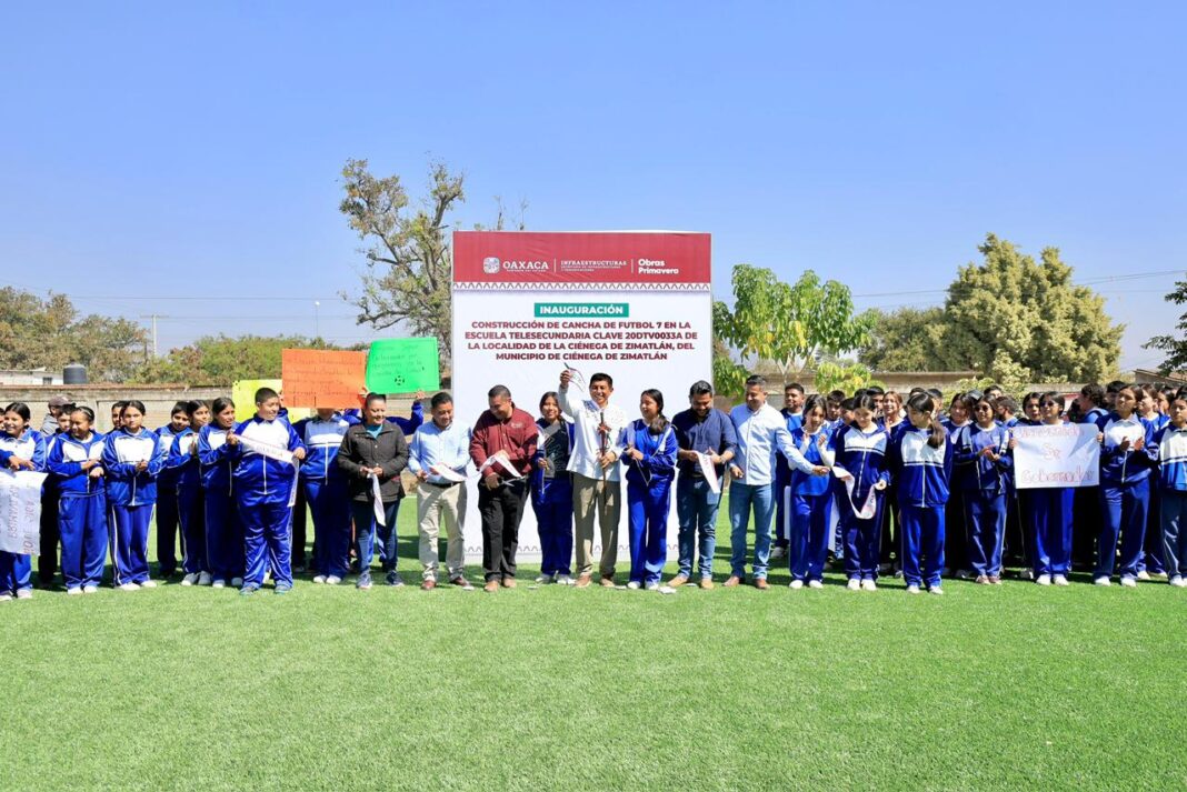 120226 FOTO 1 Compromiso cumplido, entrega Salomón Jara cancha de fútbol 7 en Telesecundaria de Ciénega de Zimatlán