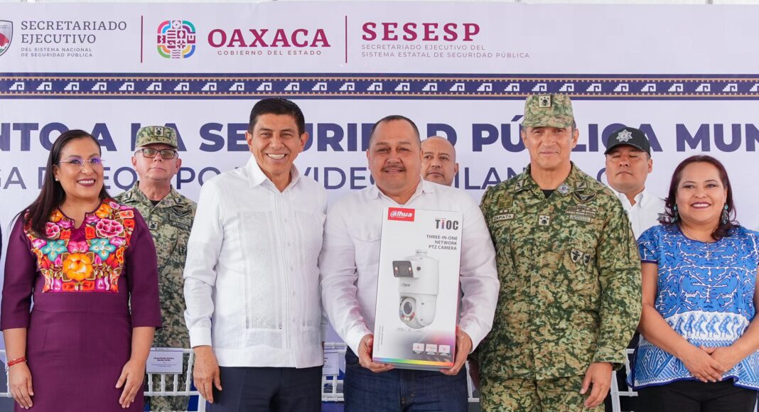 Robustece Gobernador de Oaxaca seguridad pública en 23 municipios con entrega de equipamiento de videovigilancia