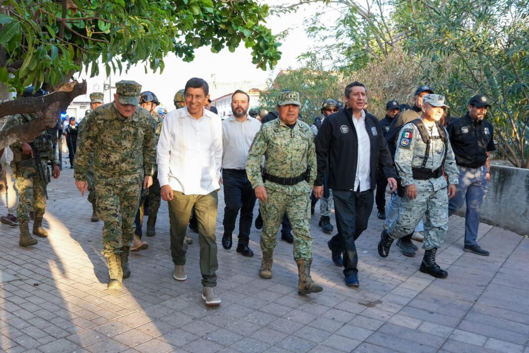 230226 FOTO 1 Recorre Salomón Jara calles de Juchitán de Zaragoza en donde sostiene un encuentro con la ciudadanía