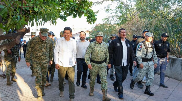Recorre Salomón Jara calles de Juchitán de Zaragoza en donde sostiene un encuentro con la ciudadanía, reitera la protección del Estado