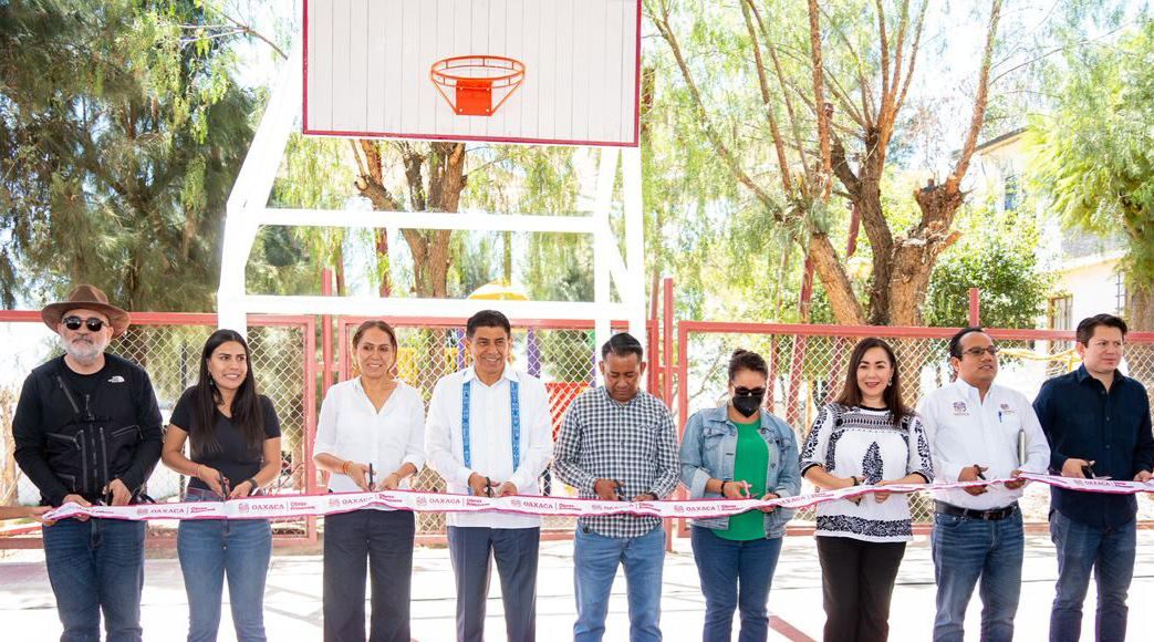 Con entrega de techado, Salomón Jara promueve actividades deportivas y culturales en la agencia Donají