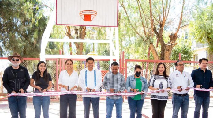 Con entrega de techado, Salomón Jara promueve actividades deportivas y culturales en la agencia Donají