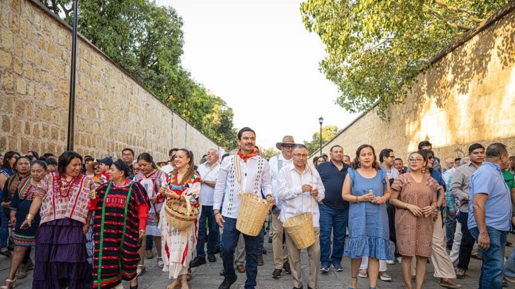 El corazón de la capital latió al ritmo de 14 carnavales oaxaqueños