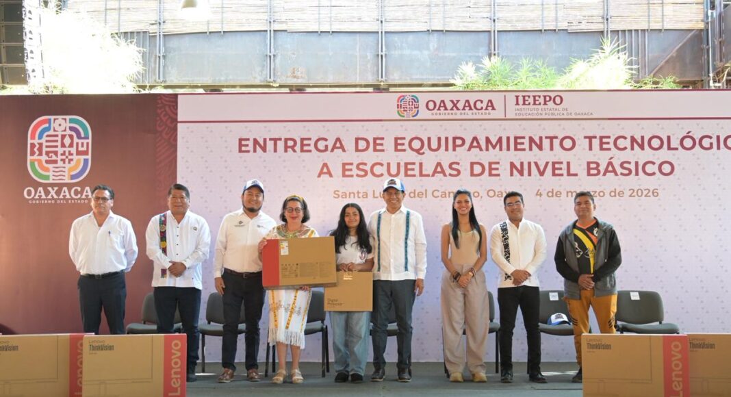 Equipa Salomón Jara con tecnología a 262 escuelas de Oaxaca de Juárez