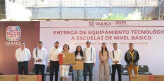 Equipa Salomón Jara con tecnología a 262 escuelas de Oaxaca de Juárez