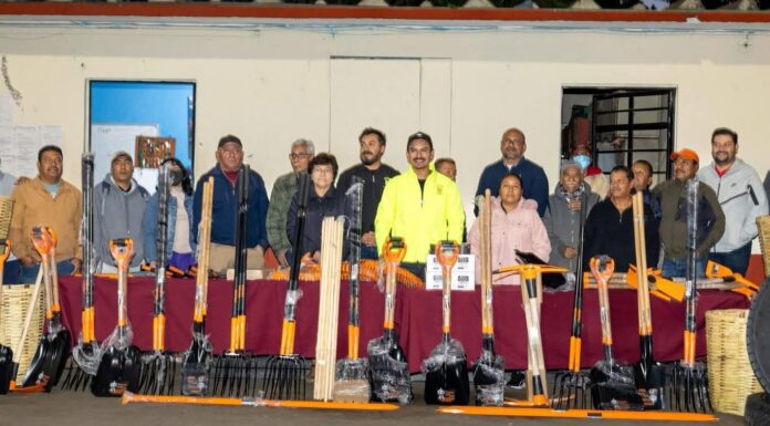 El Presidente municipal Ray Chagoya encabezó la entrega de equipo y herramientas al personal de recolección de residuos