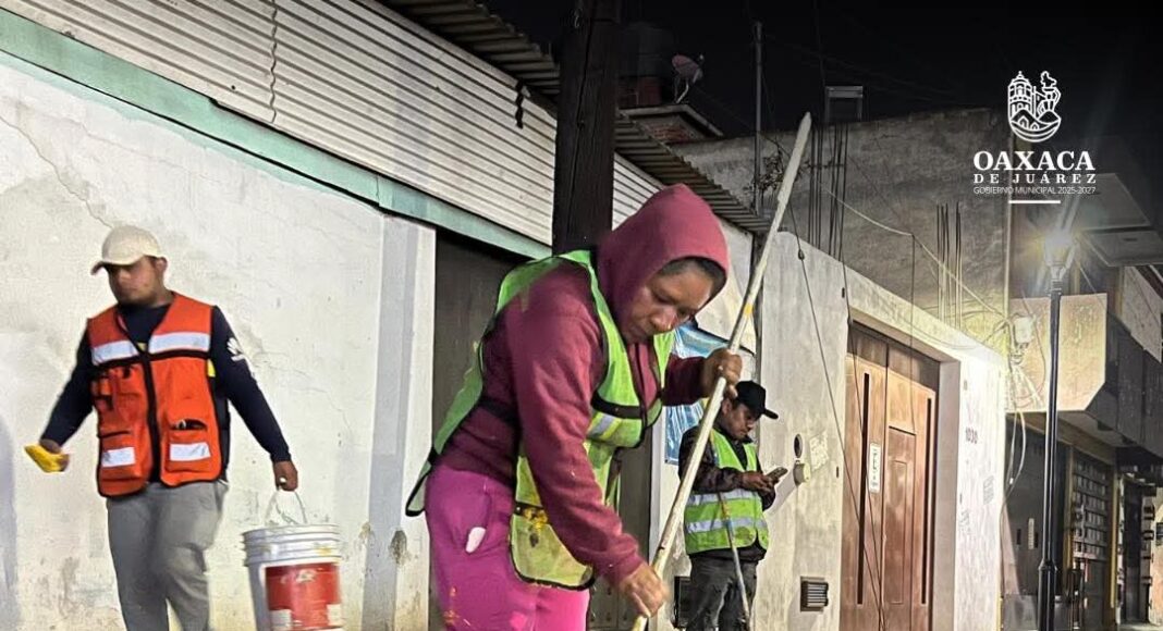 El Municipo de Oaxaca de Juárez realiza trabajos de pinta de guarniciones y retiro de grafiti en la calle Melchor Ocampo