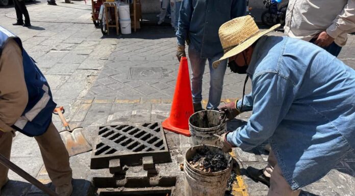 Se atiende reporte de malos olores en la calle García Vigil