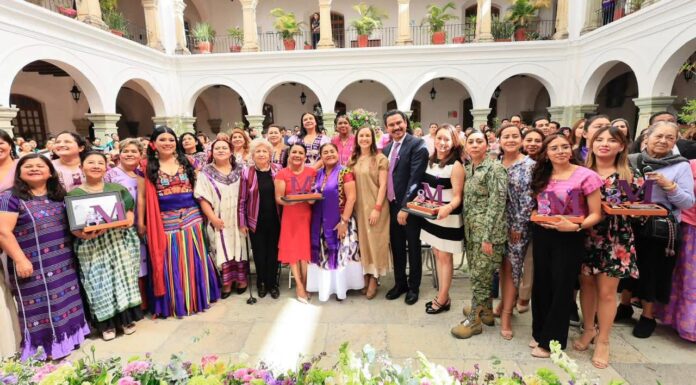 Cabildo de Oaxaca de Juárez entrega la distinción ciudadana “Mujer Oaxaqueña 2026, Arcelia Yañiz Rosas”