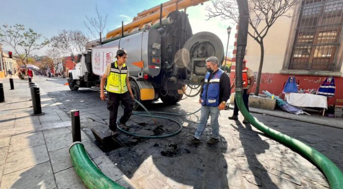 Siguen los trabajos de desazolve en la calle Manuel García Vigil